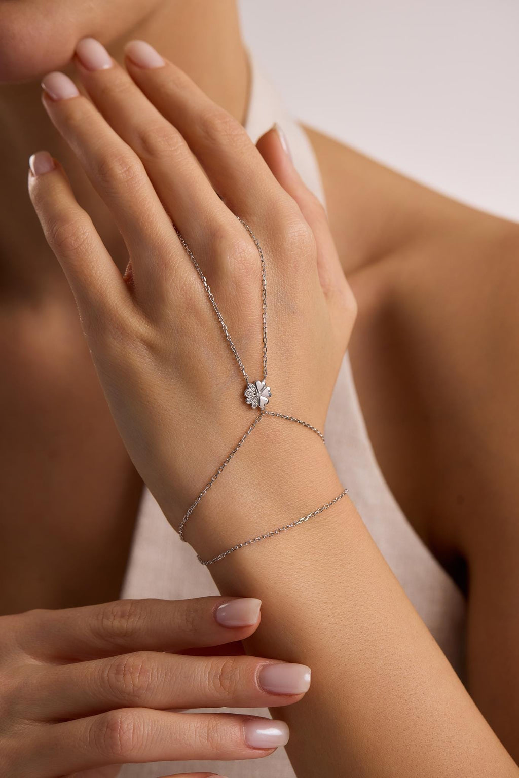925 Sterling Silver Rhodium Plated Clover Hand Chain Bracelet with Zircon Stone (NRZ1000827)