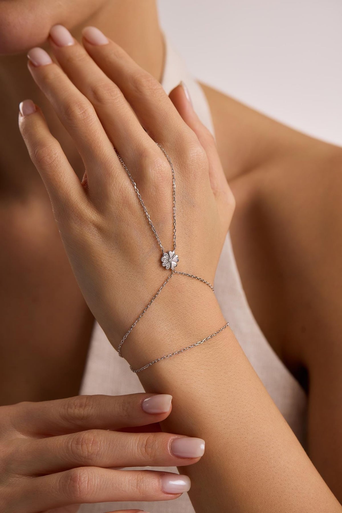 925 Sterling Silver Rhodium Plated Clover Hand Chain Bracelet with Zircon Stone (NRZ1000827)