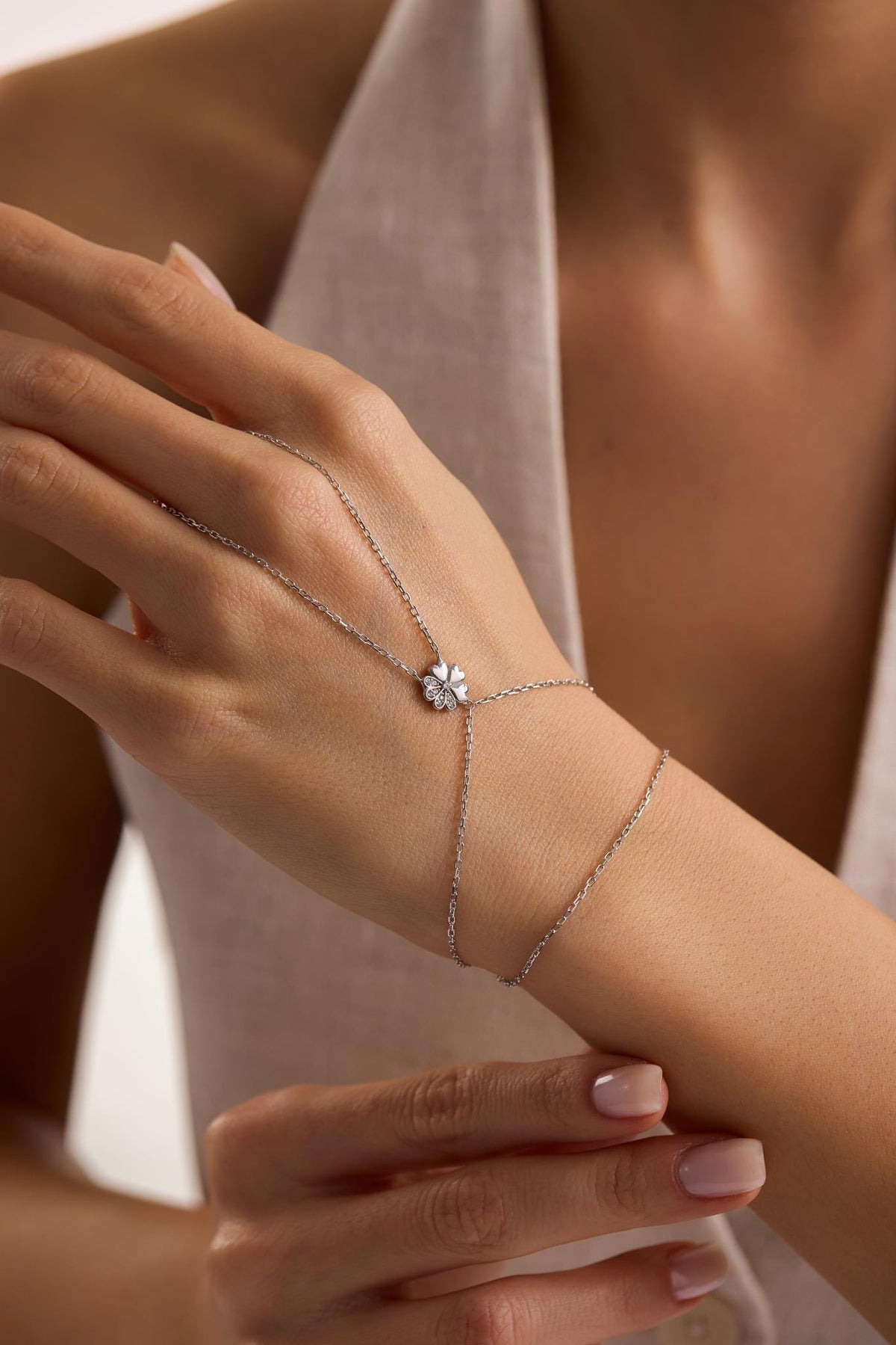 925 Sterling Silver Rhodium Plated Clover Hand Chain Bracelet with Zircon Stone (NRZ1000827)