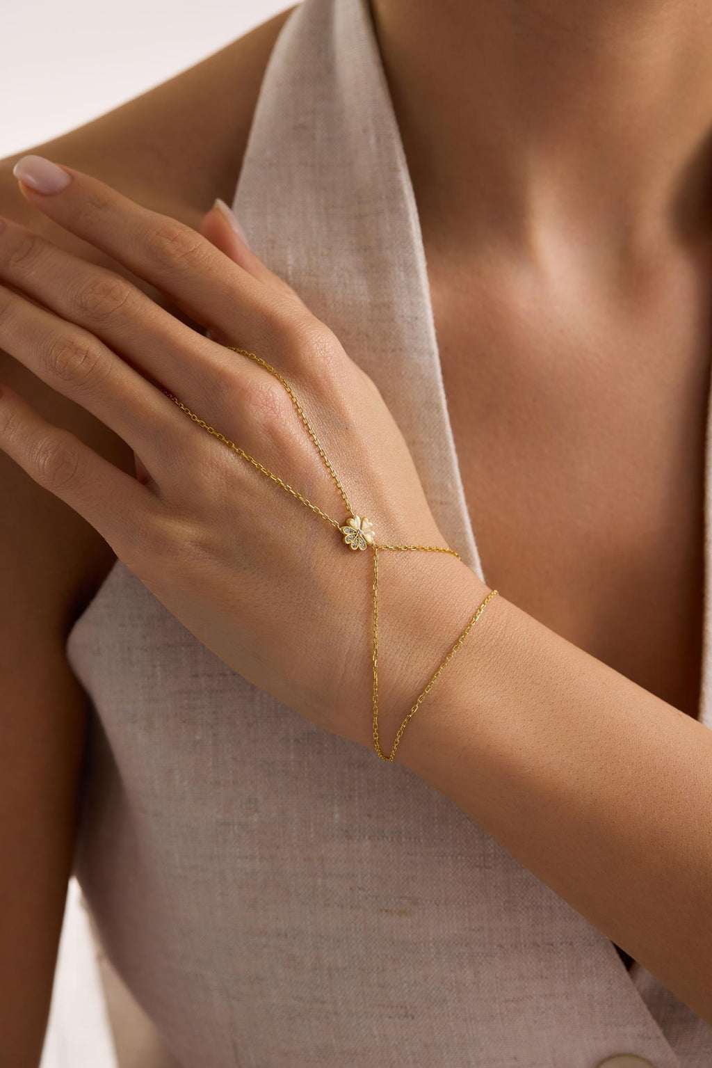 925 Sterling Silver Gold Plated Clover Hand Chain Bracelet with Zircon Stone (NRZ1000826)