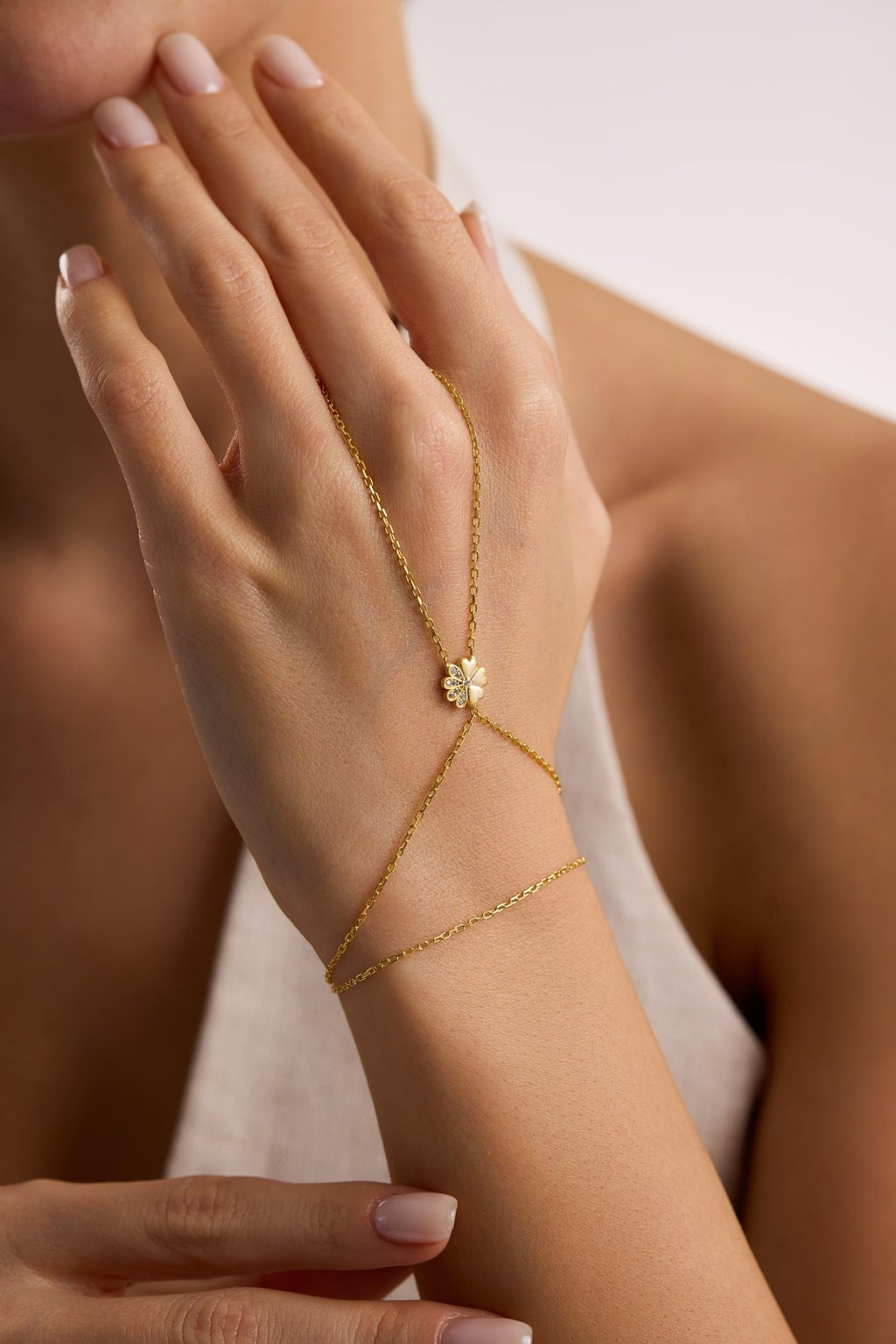 925 Sterling Silver Gold Plated Clover Hand Chain Bracelet with Zircon Stone (NRZ1000826)