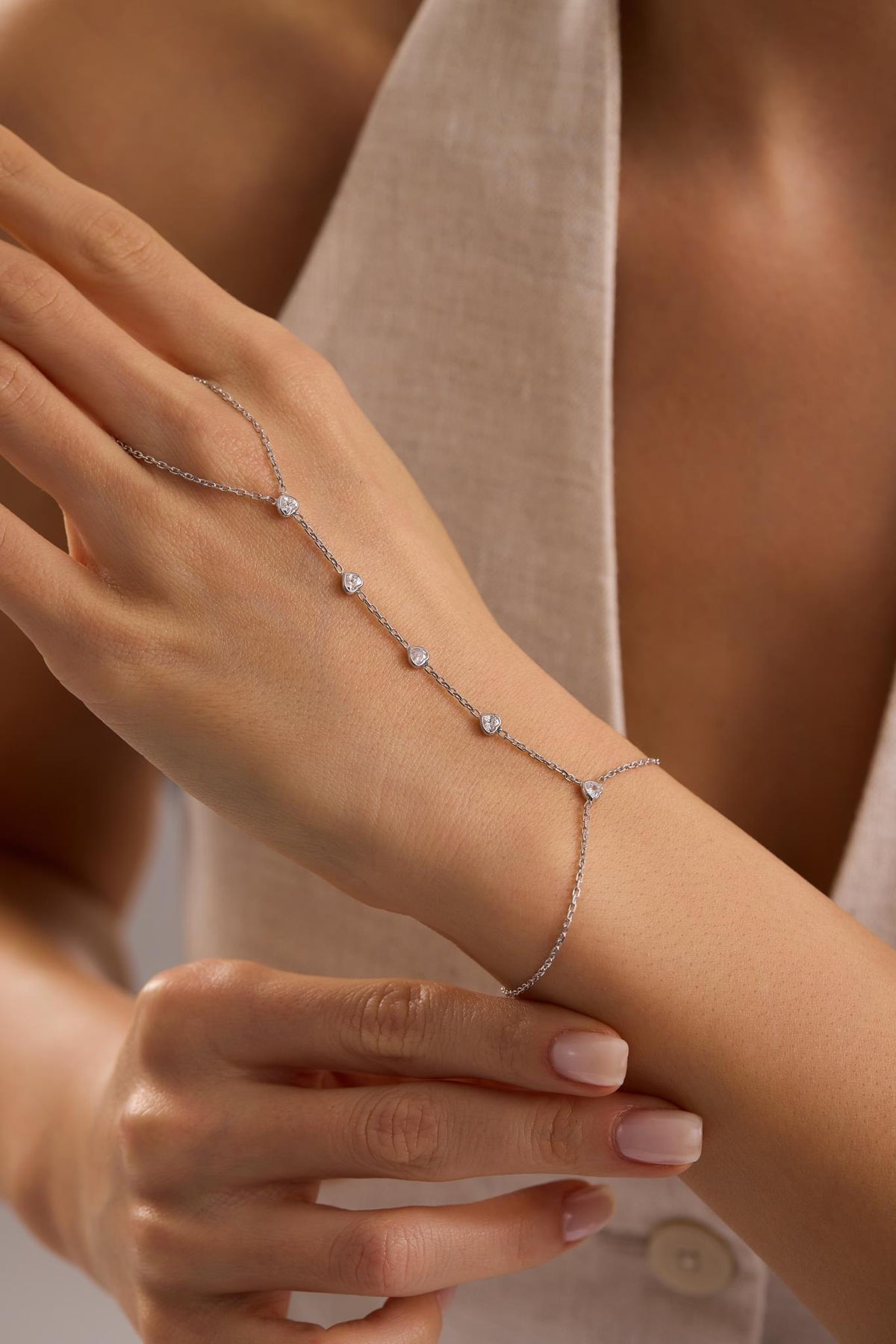 925 Sterling Silver Rhodium Plated White Zircon Heart Hand Chain Bracelet