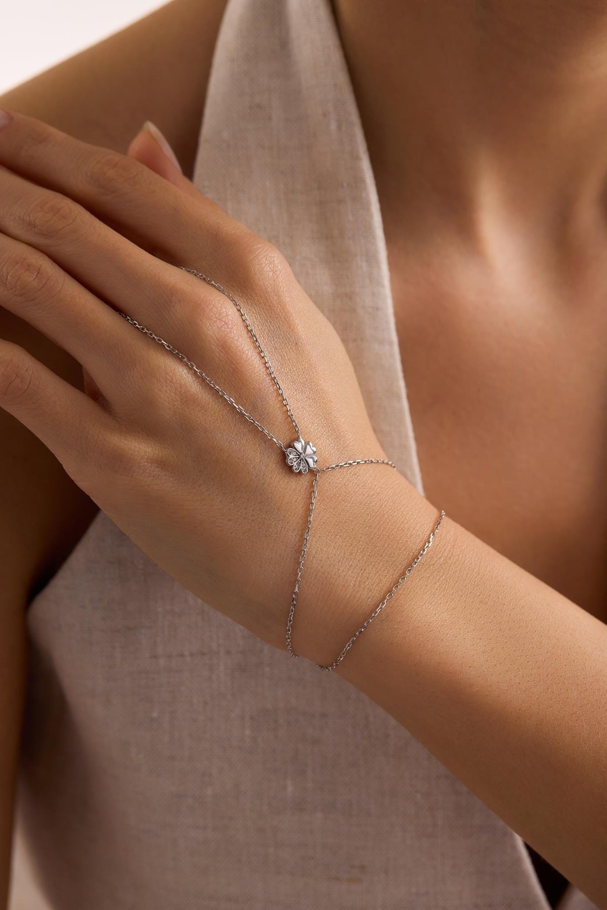 925 Sterling Silver Rhodium Plated Clover Hand Chain Bracelet with Zircon Stone (NRZ1000827)