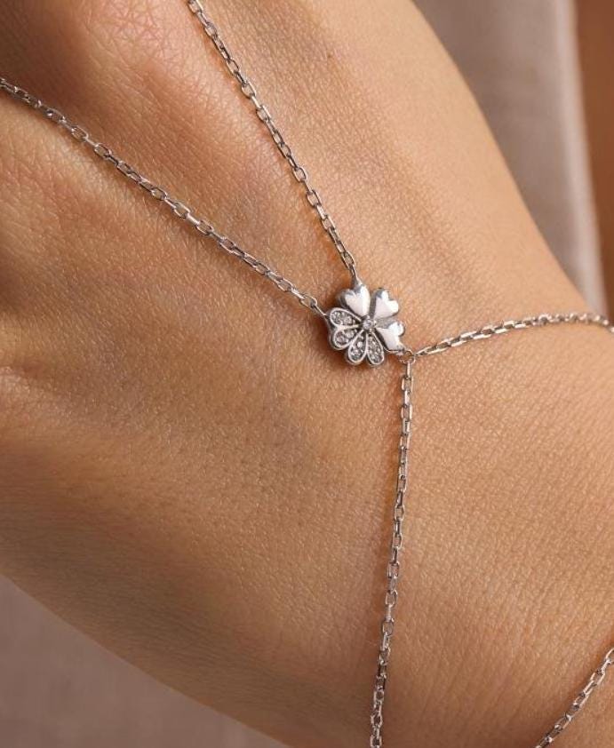 925 Sterling Silver Rhodium Plated Clover Hand Chain Bracelet with Zircon Stone (NRZ1000827)