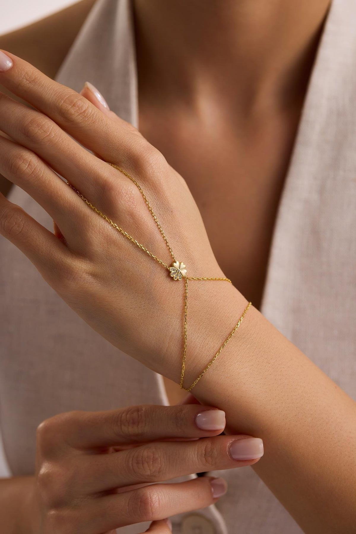 925 Sterling Silver Gold Plated Clover Hand Chain Bracelet with Zircon Stone (NRZ1000826)