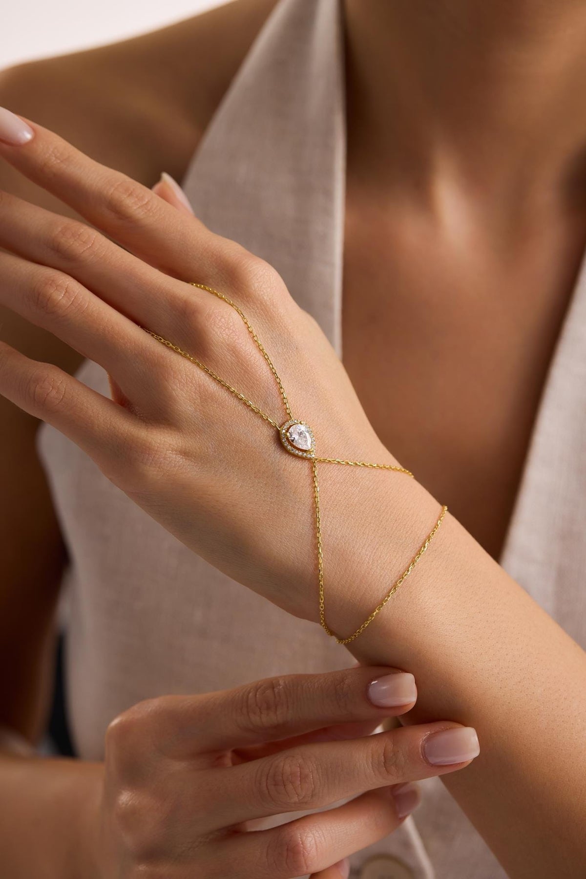 925 Sterling Silver Gold Plated White Teardrop Zircon Hand Chain Bracelet (NRZ1000822)