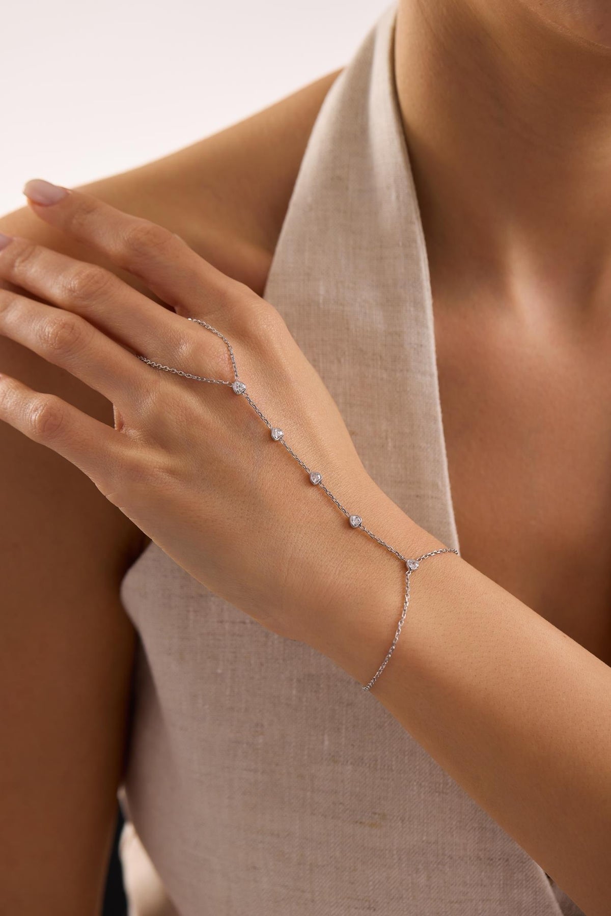 925 Sterling Silver Rhodium Plated White Zircon Heart Hand Chain Bracelet